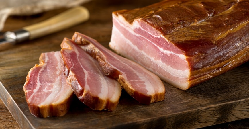 Ferskt hjemmelaget kaldrøkt bacon