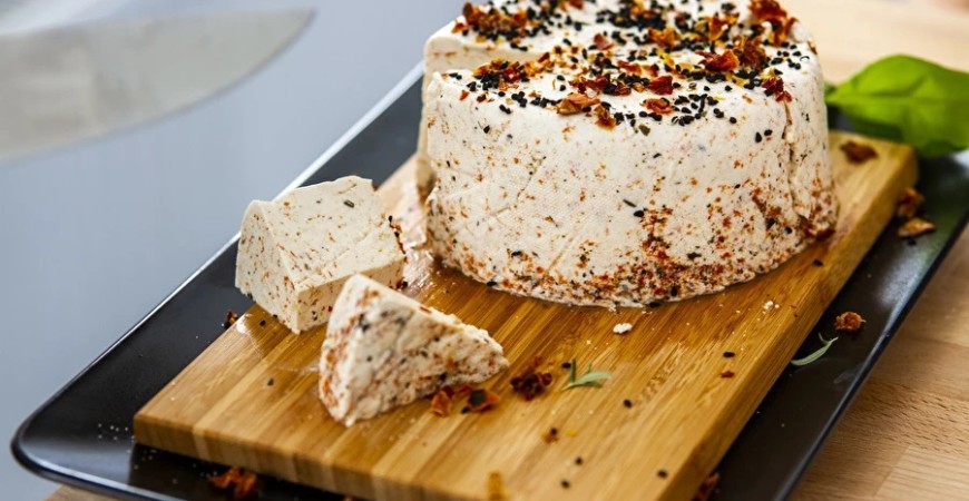 Fersk hjemmelaget hvitost med urter