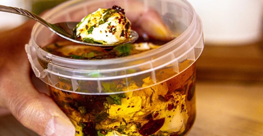 Hjemmelagde yoghurtkuler i krukke med olivenolje