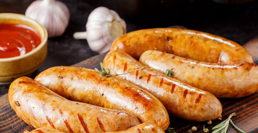 Røkte hjemmelagde hvitløkspølser